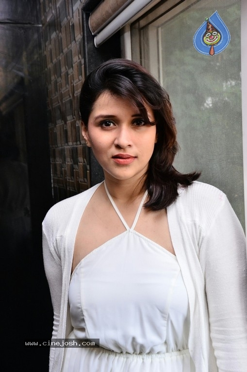 Mannara Chopra Photos - 1 / 35 photos