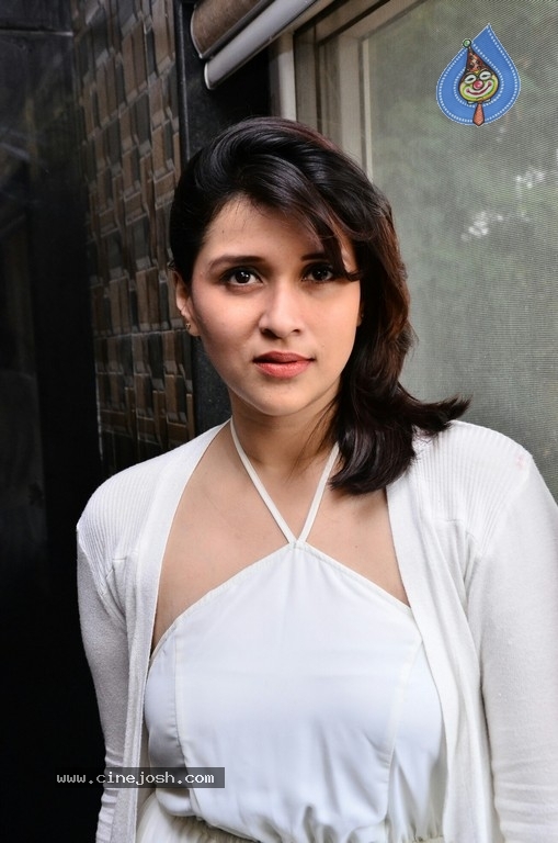 Mannara Chopra Photos - 11 / 35 photos