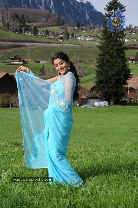 Meera Jasmine Stills - Alladista Movie - 6 / 10 photos
