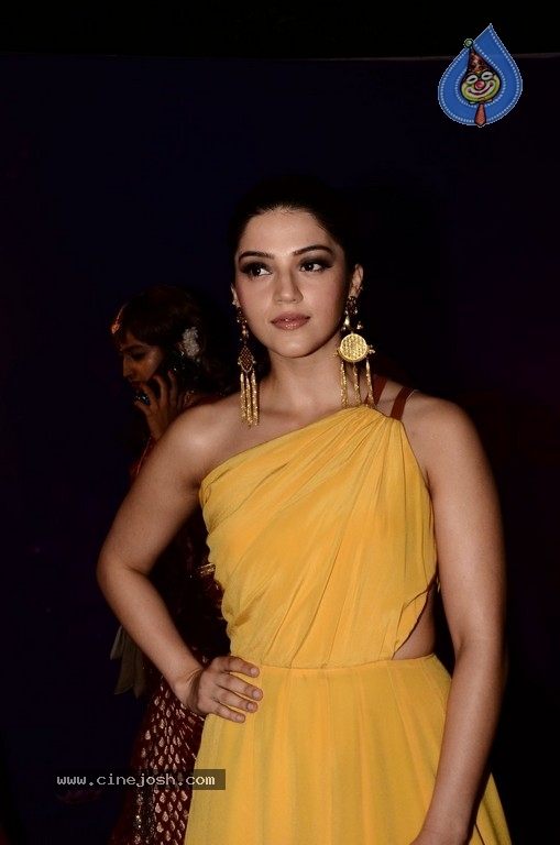 Mehreen at Zee Apsara Awards - 18 / 32 photos