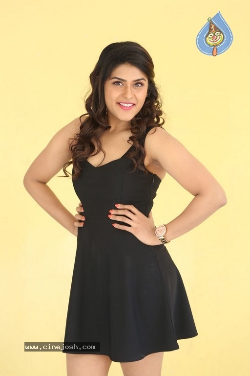 Naira Shah New Photos - 5 / 33 photos