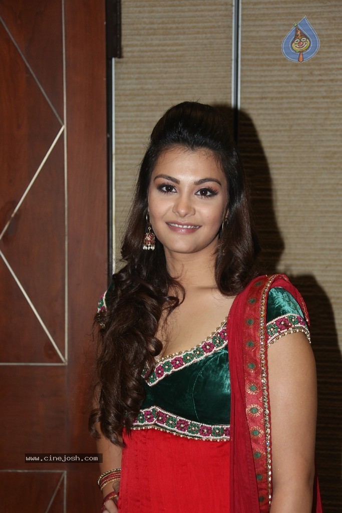 Nazia Hussain New Stills - 14 / 104 photos