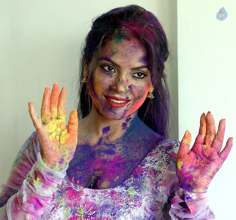 Neetu Chandra Dry Holi Photoshoot - 9 / 24 photos