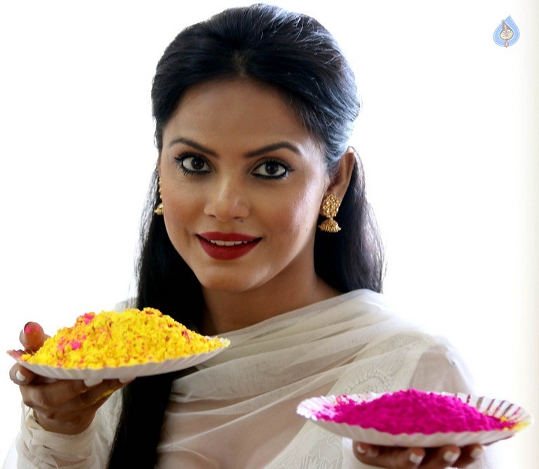 Neetu Chandra Dry Holi Photoshoot - 11 / 24 photos