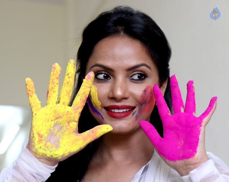 Neetu Chandra Dry Holi Photoshoot - 16 / 24 photos