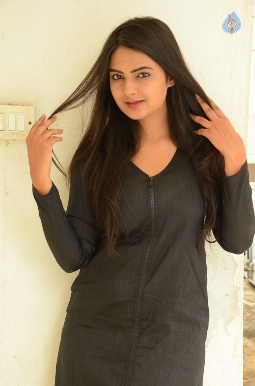 Neha Deshpande New Gallery - 21 / 39 photos