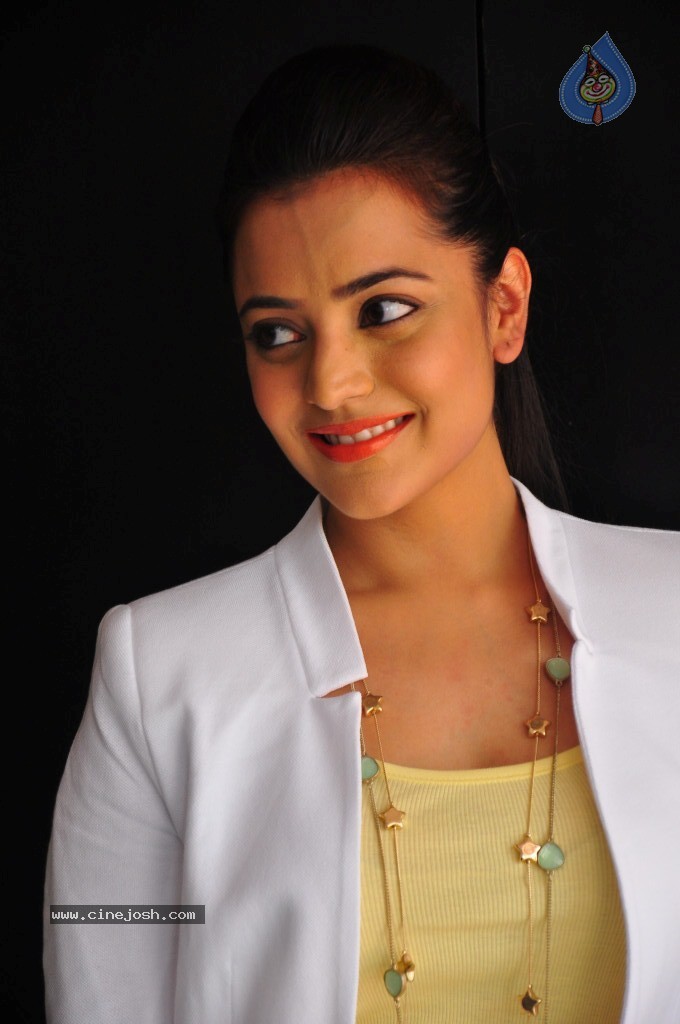 Nisha Agarwal New Stills - 22 / 47 photos