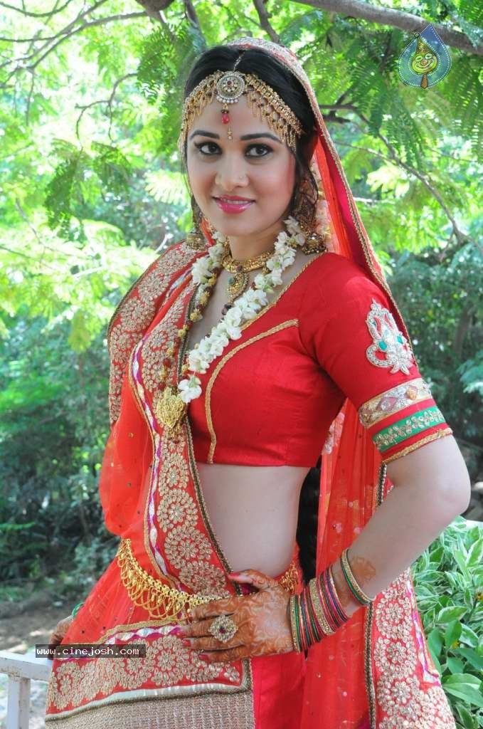 Nisha Kothari Latest Stills - 5 / 108 photos