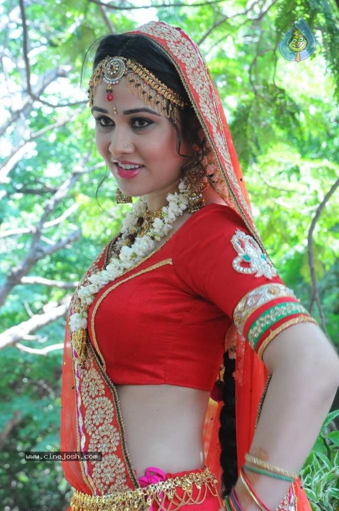 Nisha Kothari Latest Stills - 18 / 108 photos