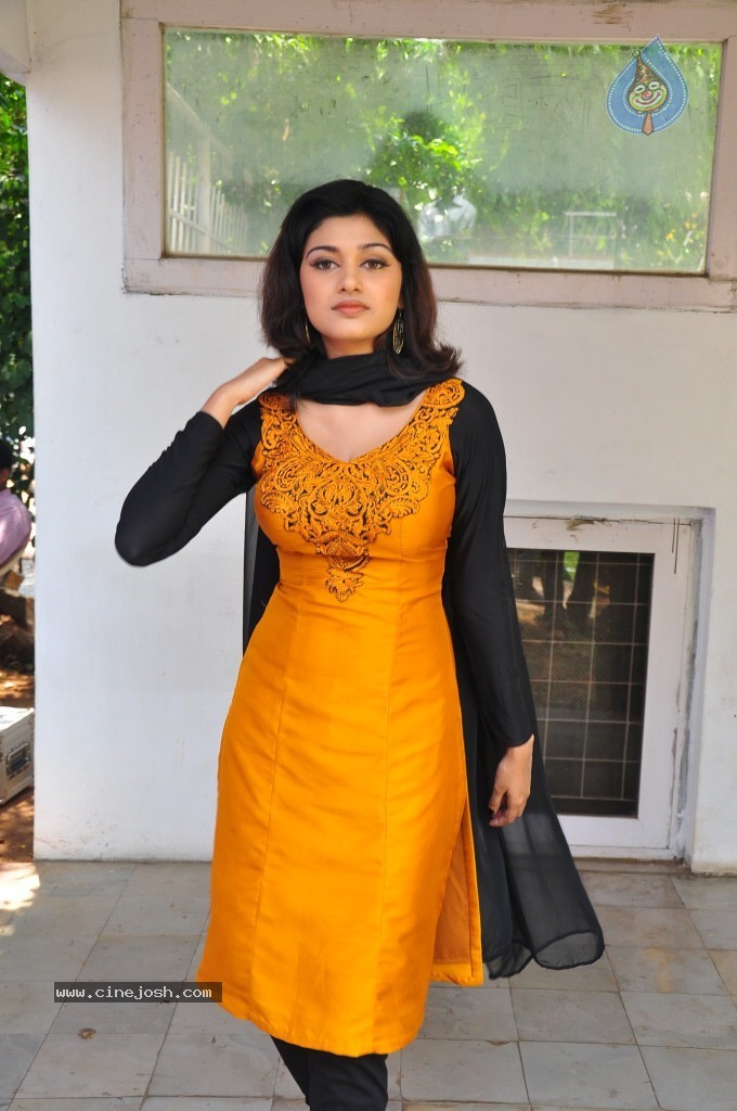 Oviya New Stills - 2 / 75 photos