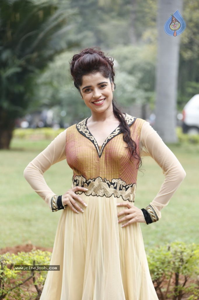 Piaa Bajpai New Stills - 14 / 63 photos