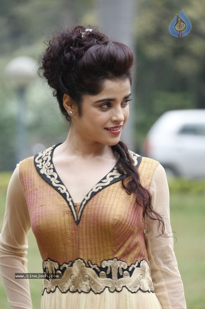 Piaa Bajpai New Stills - 16 / 63 photos