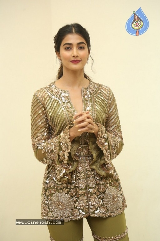 Pooja Hegde New Stills - 6 / 21 photos