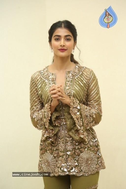 Pooja Hegde New Stills - 21 / 21 photos