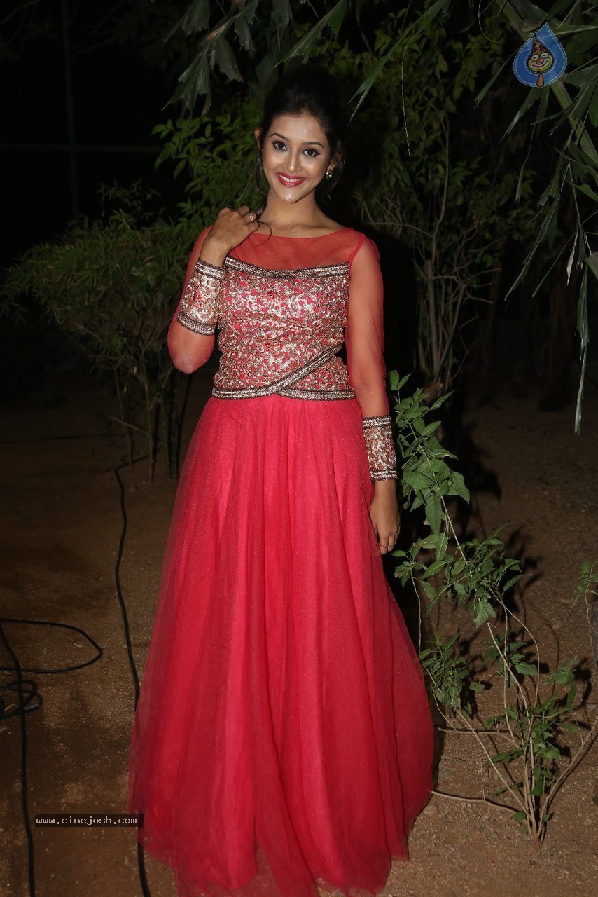 Pooja Jhaveri New Photos - 17 / 67 photos