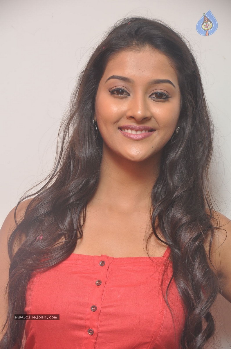 Pooja Jhaveri Stills - 16 / 49 photos