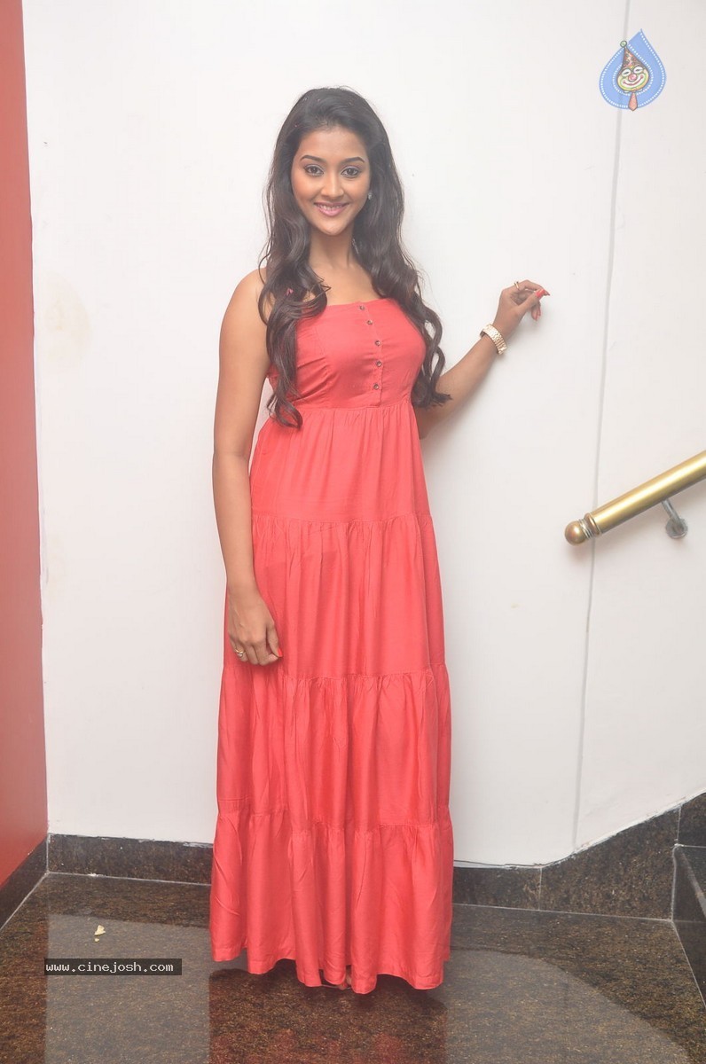 Pooja Jhaveri Stills - 18 / 49 photos