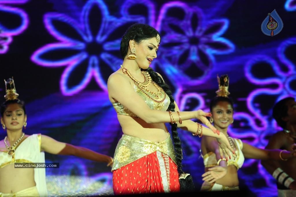 Pooja Kumar Dance Performance at Uttama Villain Audio Launch - 10 / 36 photos