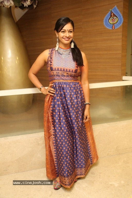 Pooja Kumar Latest Images - 11 / 20 photos