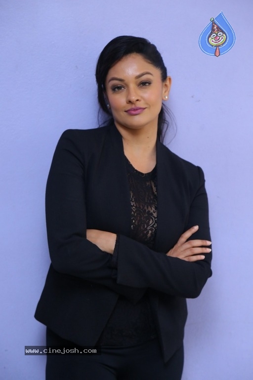 Pooja Kumar Latest Stills - 11 / 20 photos