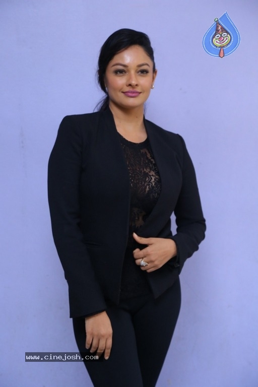 Pooja Kumar Latest Stills - 18 / 20 photos