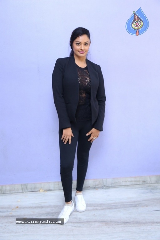 Pooja Kumar Latest Stills - 19 / 20 photos