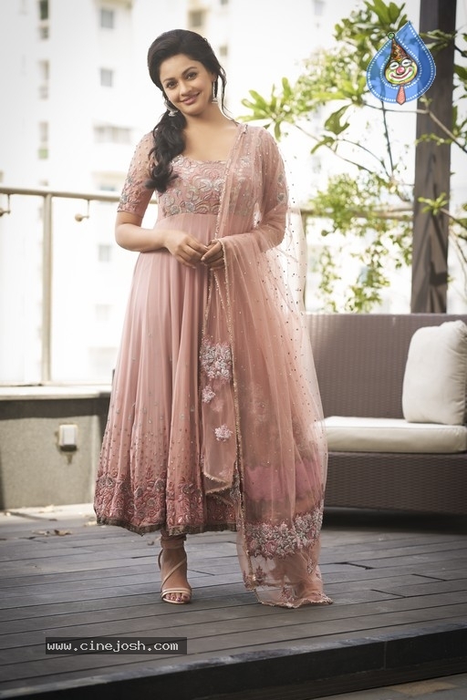 Pooja Kumar New Photo Shoot - 8 / 9 photos