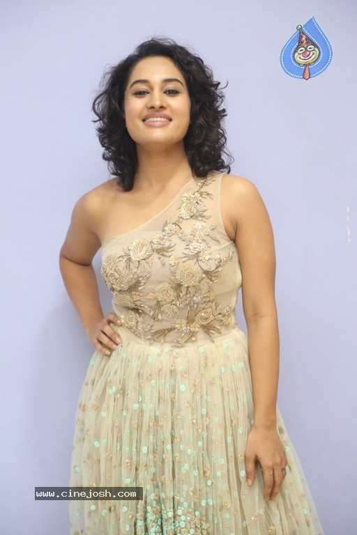 Pooja New Photos - 7 / 33 photos