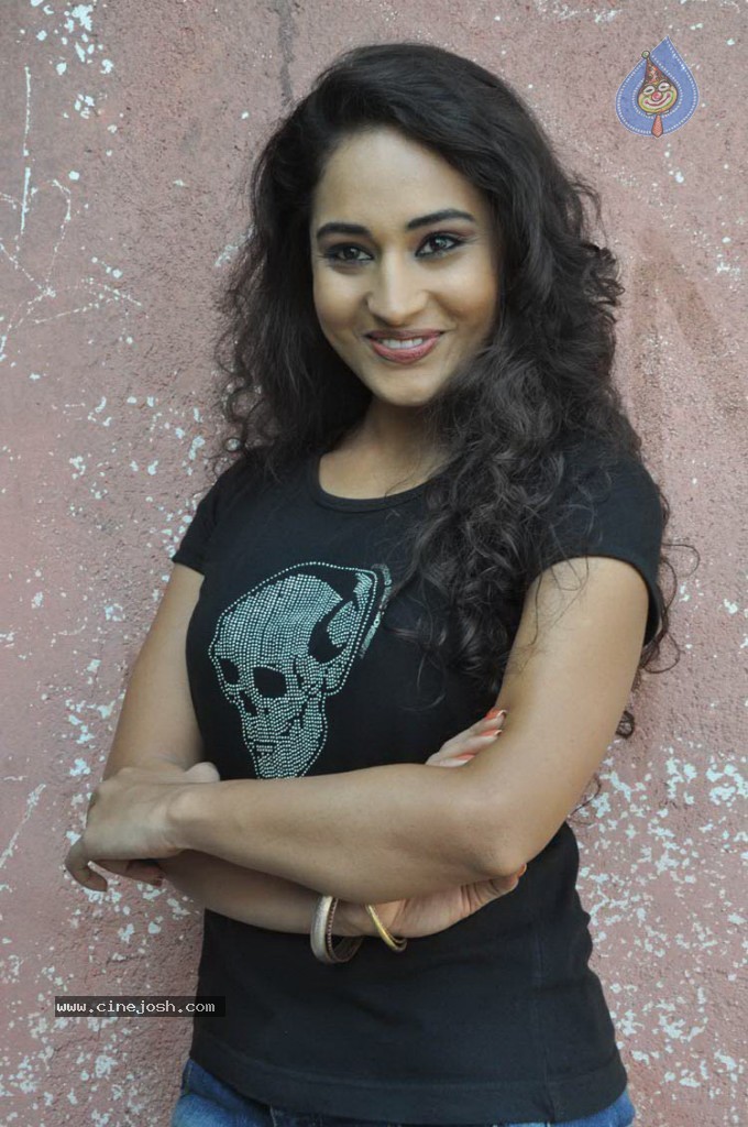 Pooja New Stills - 1 / 20 photos