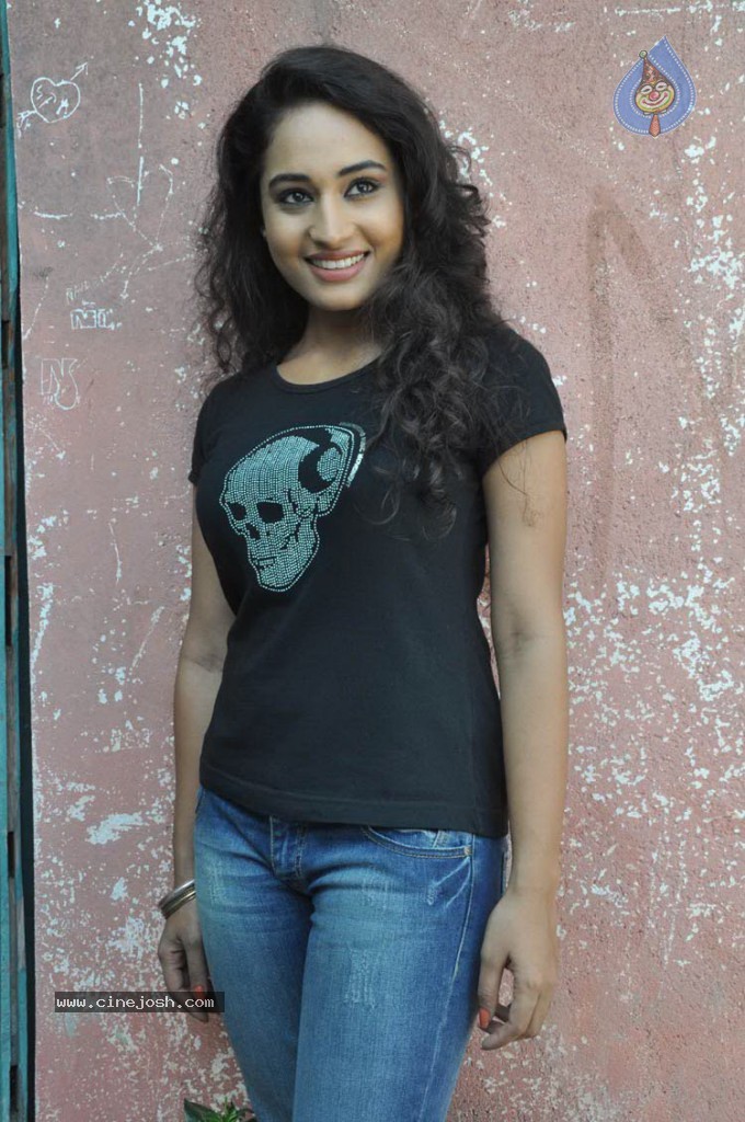 Pooja New Stills - 3 / 20 photos