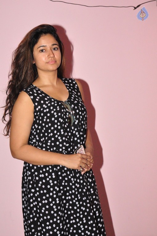 Poonam Bajwa Gallery - 10 / 32 photos