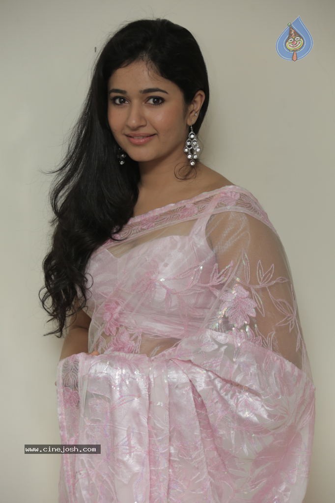 Poonam Bajwa New Pics - 11 / 39 photos