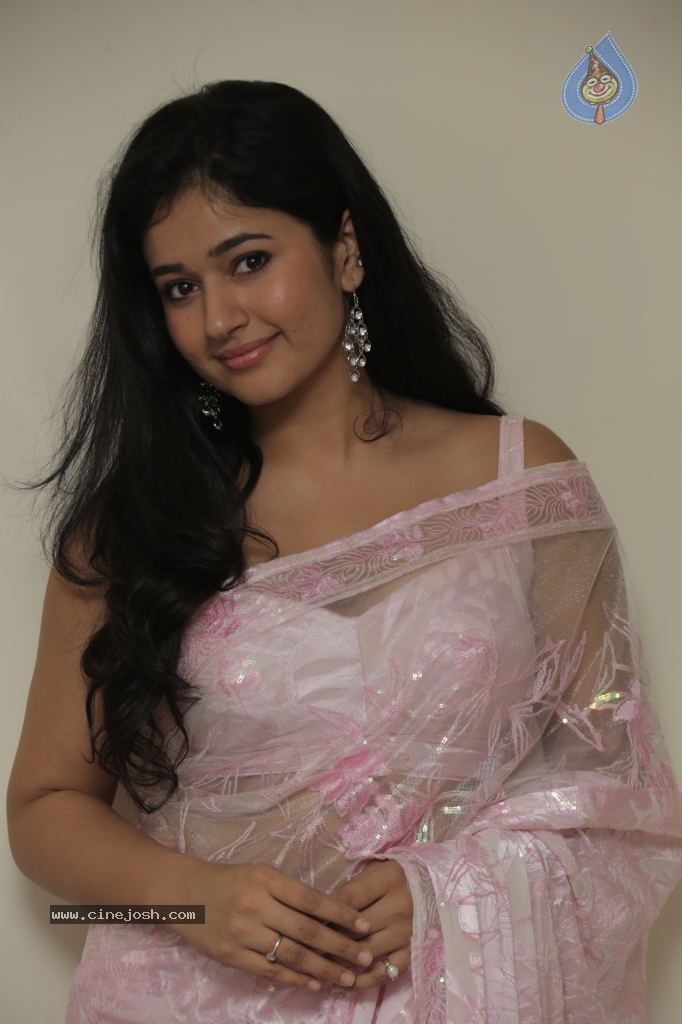 Poonam Bajwa New Pics - 13 / 39 photos