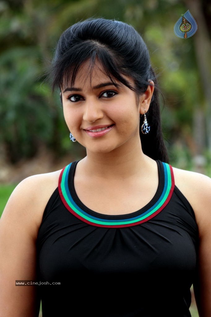 Poonam Bajwa New Stills - 14 / 43 photos