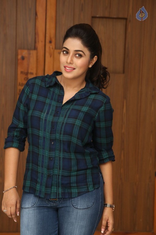 Poorna Latest Photos - 19 / 57 photos