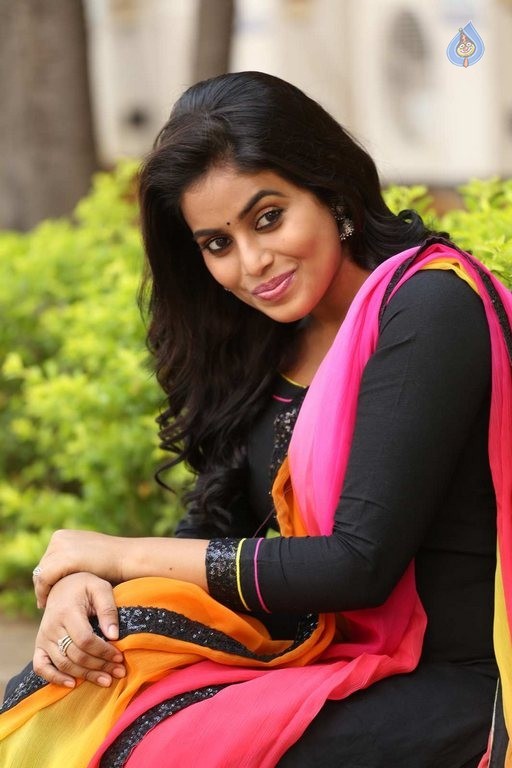 Poorna Latest Pics - 18 / 41 photos