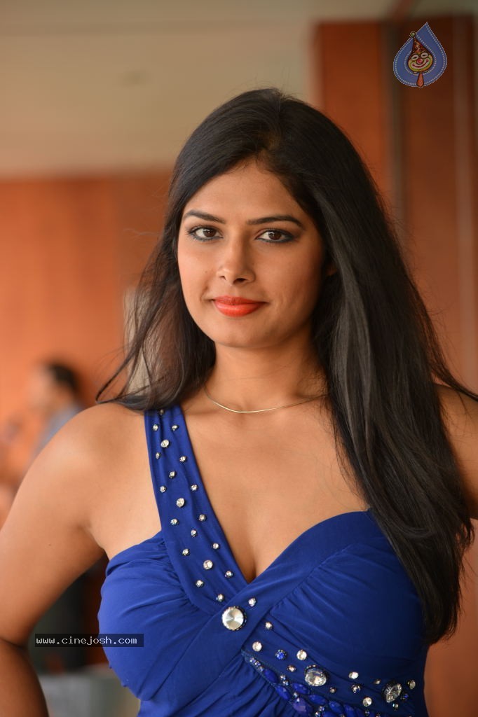 Priyanka Shah Hot Stills - 5 / 108 photos