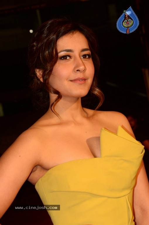 Raashi Khanna at Zee Cine Awards 2018 - 11 / 20 photos