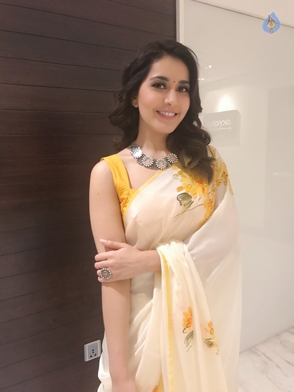 Raashi Khanna New Pics - 3 / 12 photos