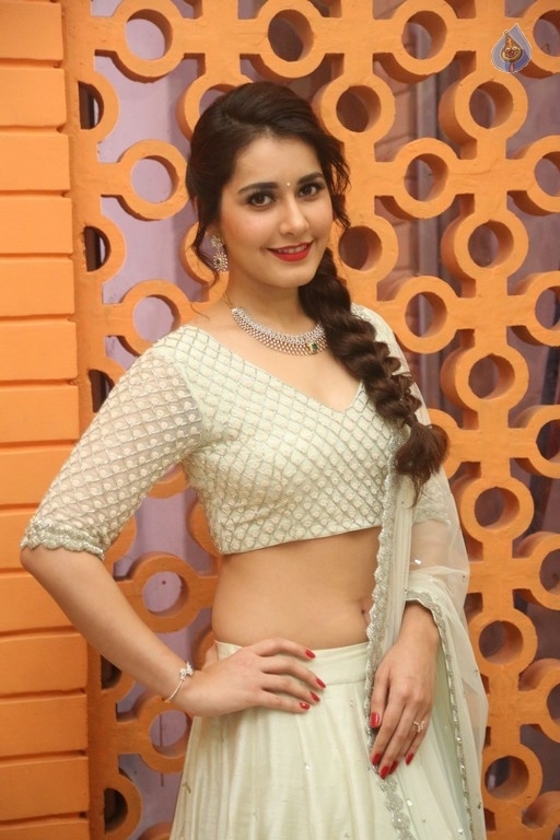 Raashi Khanna Pics - 16 / 29 photos