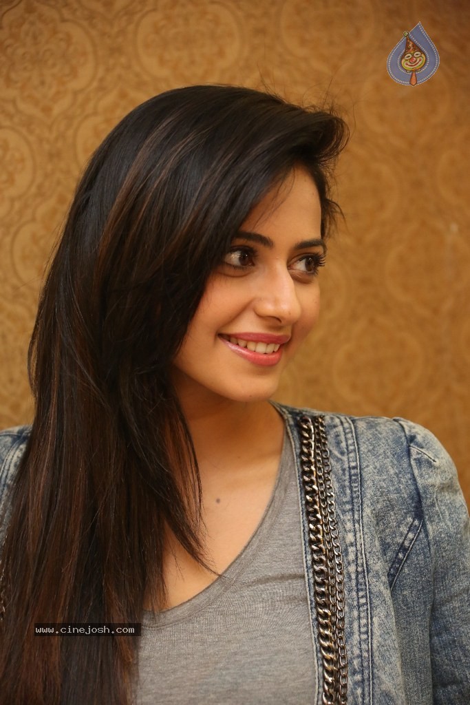 Rakul Preet Singh Latest Stills - 5 / 126 photos