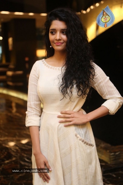 Ritika Singh Gallery - 6 / 28 photos