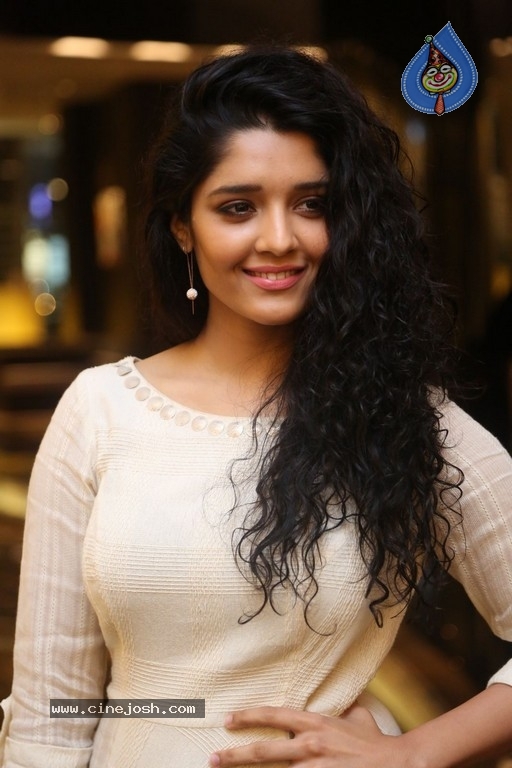 Ritika Singh Gallery - 10 / 28 photos