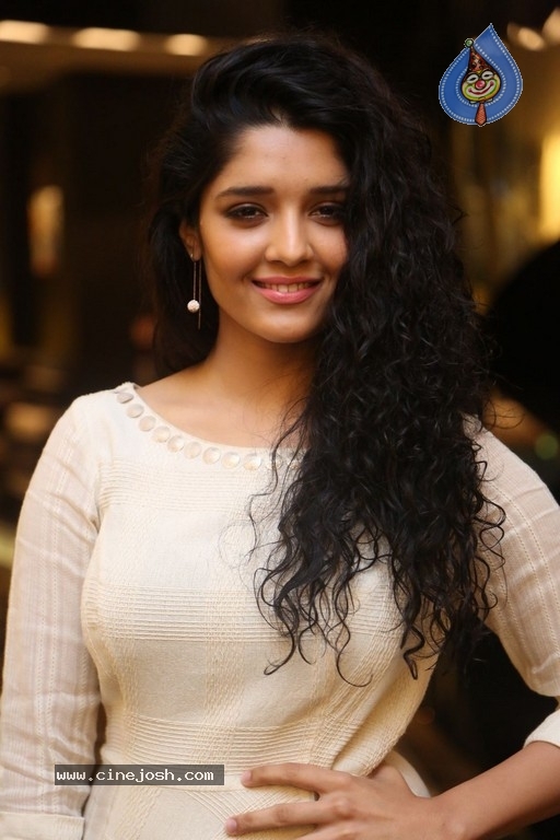 Ritika Singh Gallery - 11 / 28 photos