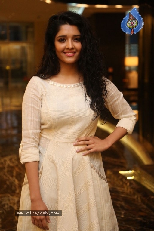 Ritika Singh Gallery - 12 / 28 photos