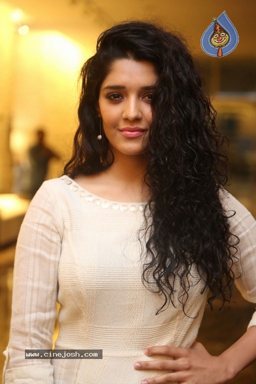 Ritika Singh Gallery - 16 / 28 photos