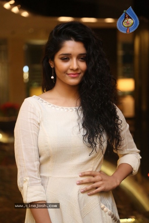 Ritika Singh Gallery - 17 / 28 photos