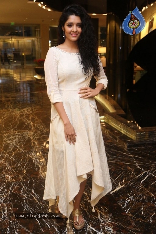 Ritika Singh Gallery - 21 / 28 photos