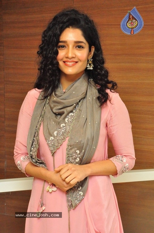 Ritika Singh New Photos - 10 / 13 photos