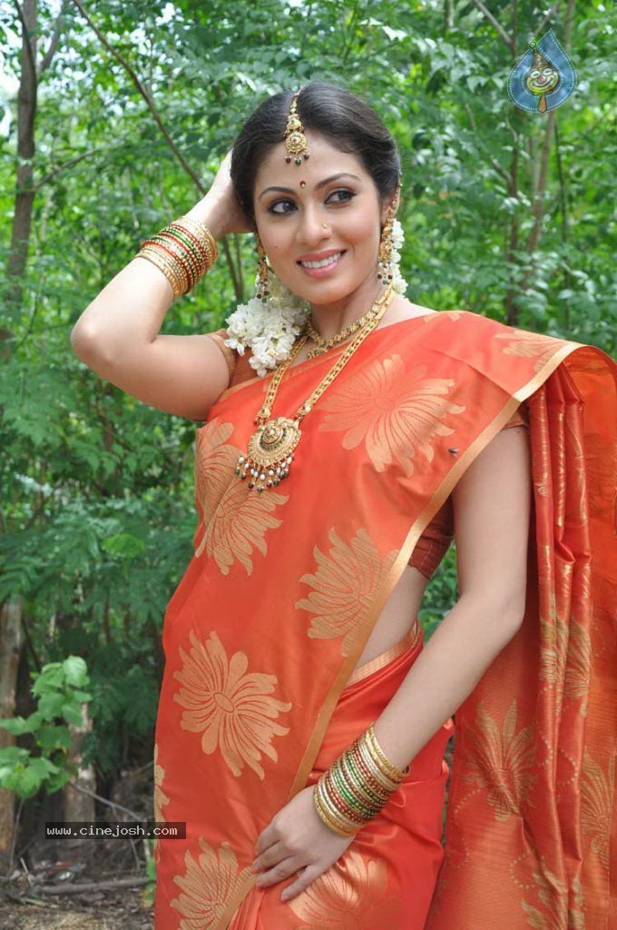 Sada Latest Stills - 10 / 63 photos